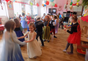 Dzieci w trakcie zabawy tanecznej.